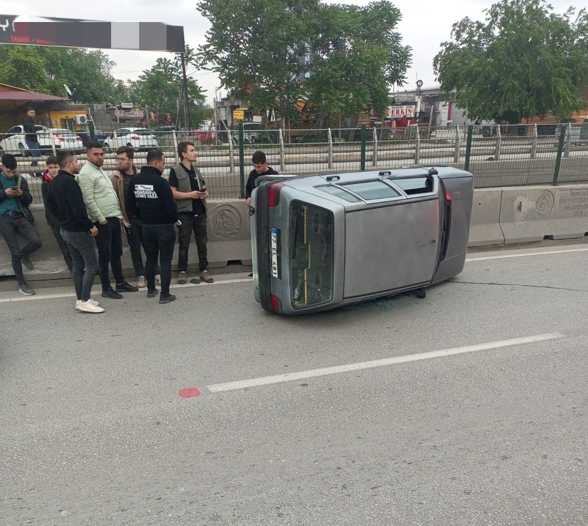 Yan yatan otomobildeki gençleri vatandaşlar kurtardı