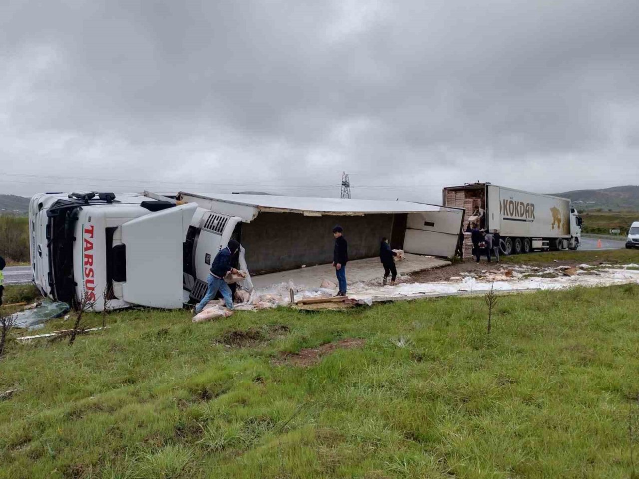 Elazığ’da tır yan yattı: 1 yaralı