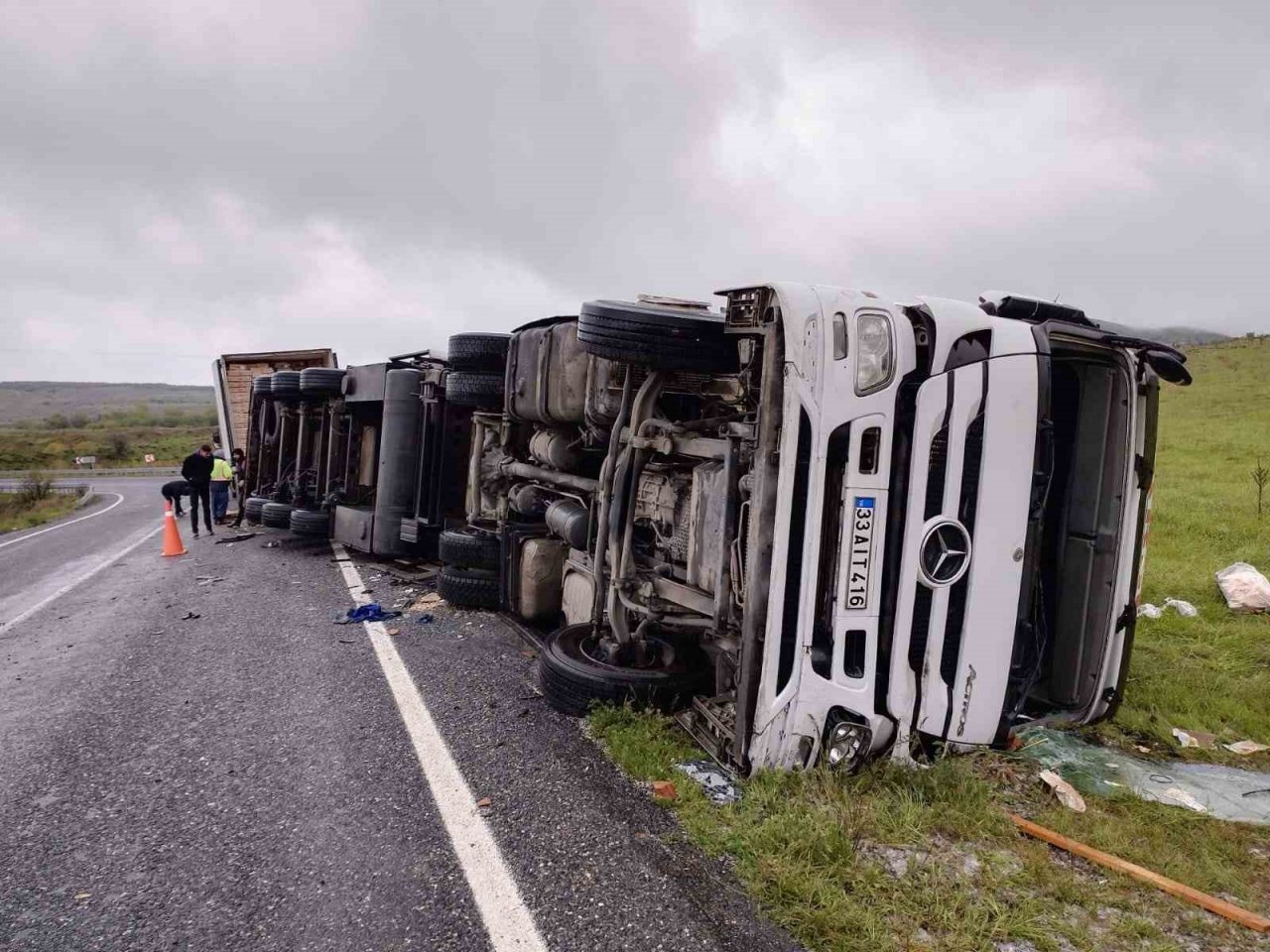 Elazığ’da tır yan yattı: 1 yaralı