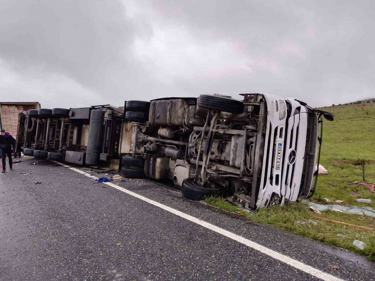 Elazığ’da tır yan yattı: 1 yaralı