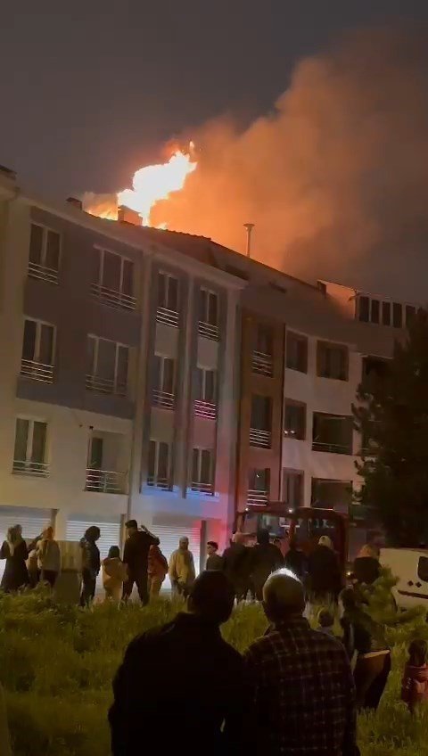 Apartmanın çatı katında korkutan yangın