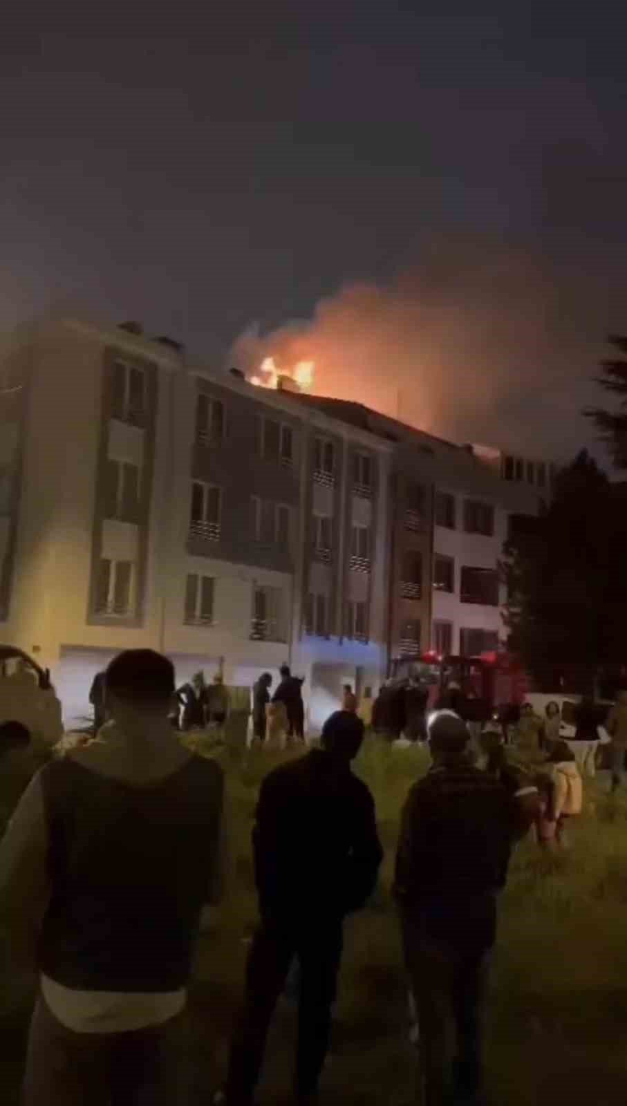 Apartmanın çatı katında korkutan yangın