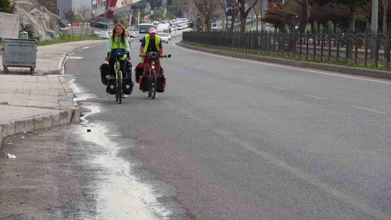 İsviçreli çift, çok özledikleri torunlarına kavuşmak için pedal çeviriyor