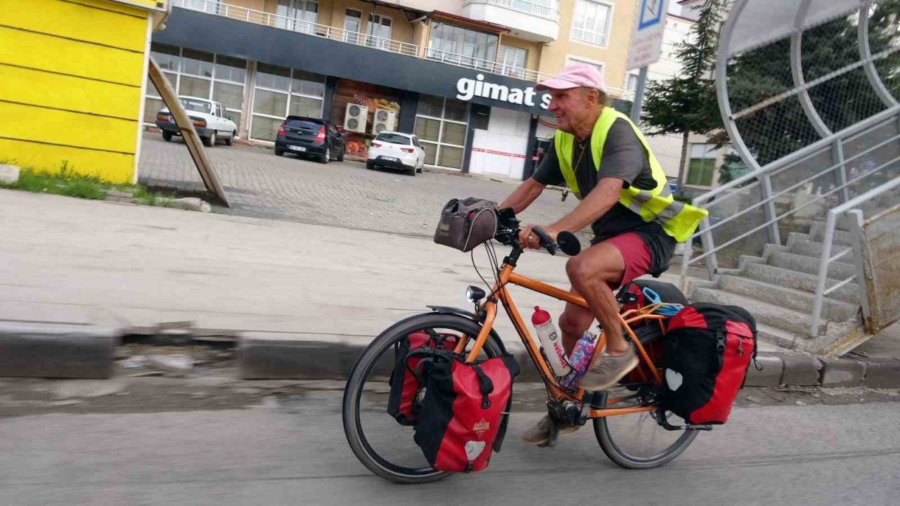 İsviçreli çift, çok özledikleri torunlarına kavuşmak için pedal çeviriyor