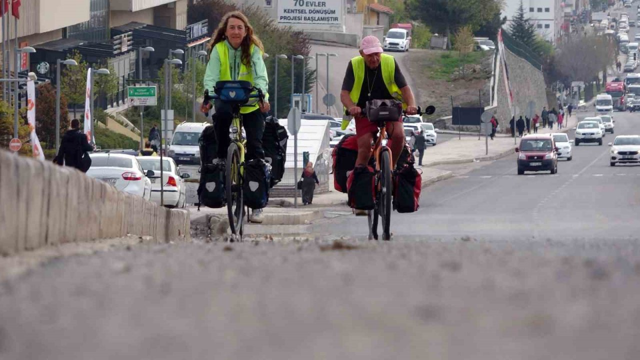 İsviçreli çift, çok özledikleri torunlarına kavuşmak için pedal çeviriyor