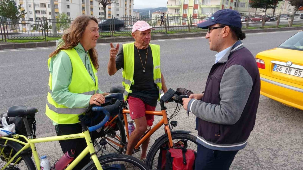 İsviçreli çift, çok özledikleri torunlarına kavuşmak için pedal çeviriyor