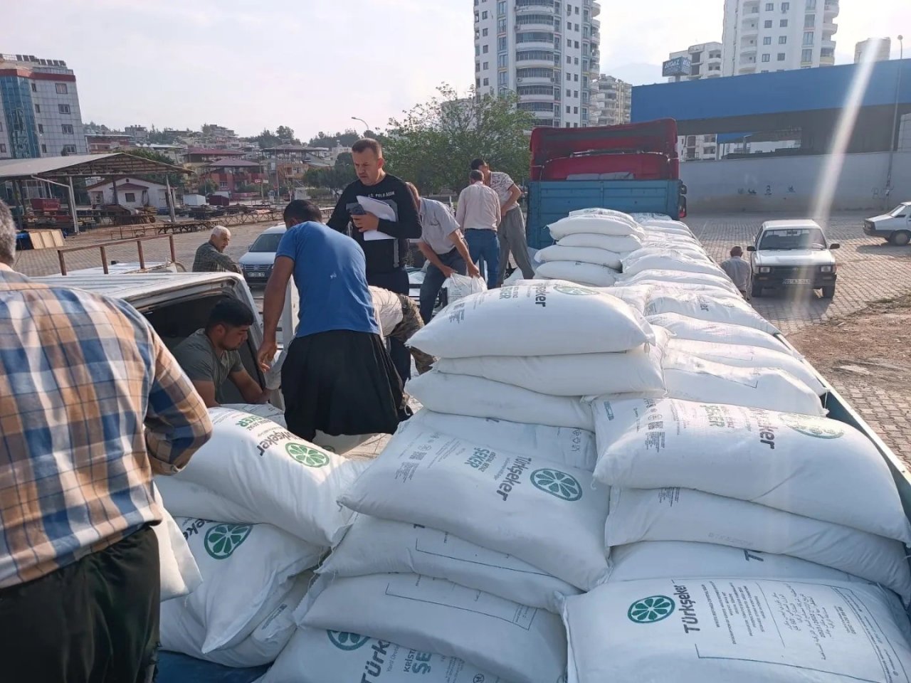 Depremden etkilenen arıcılara yem desteği