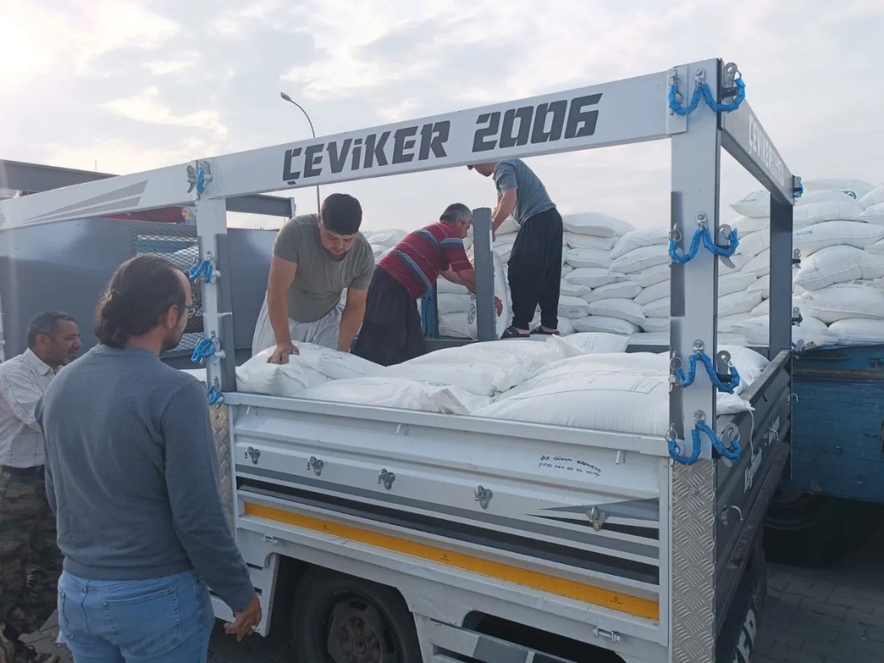 Depremden etkilenen arıcılara yem desteği