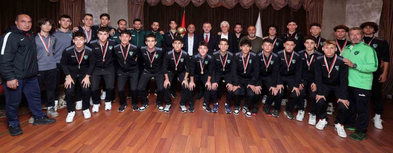 Başkan Büyükakın, şampiyon gençlerle bir araya geldi