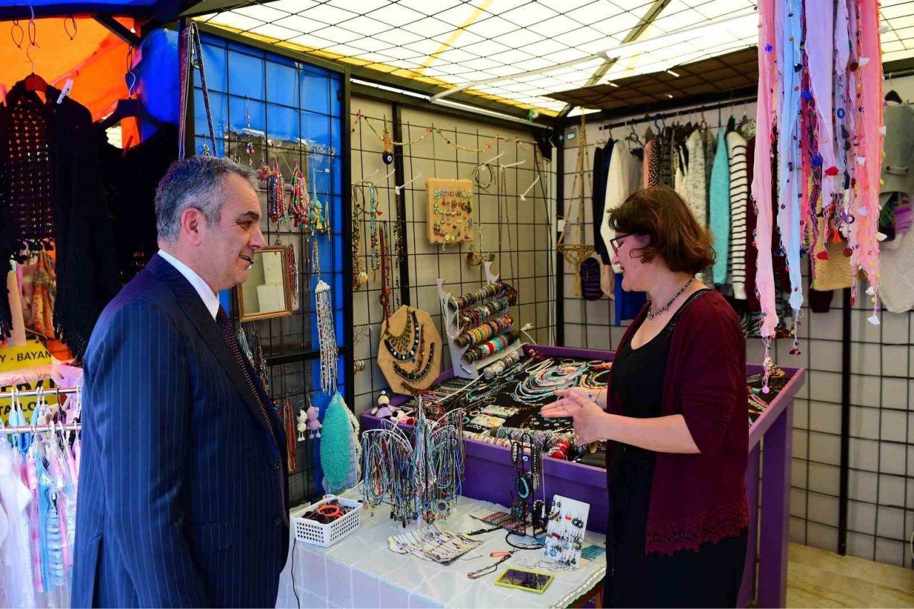 Başkan Esen’den çalışan annelere çiçek