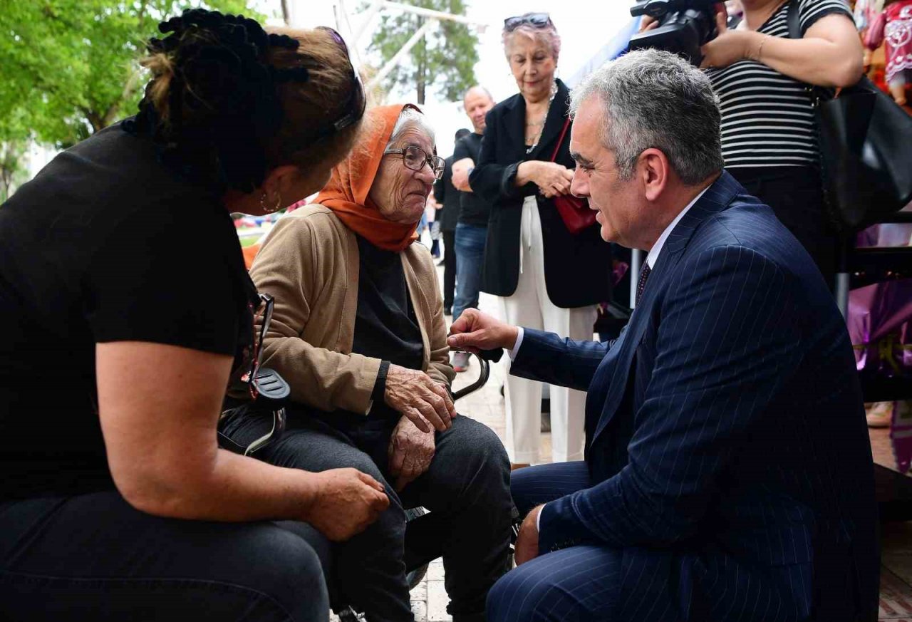 Başkan Esen’den çalışan annelere çiçek