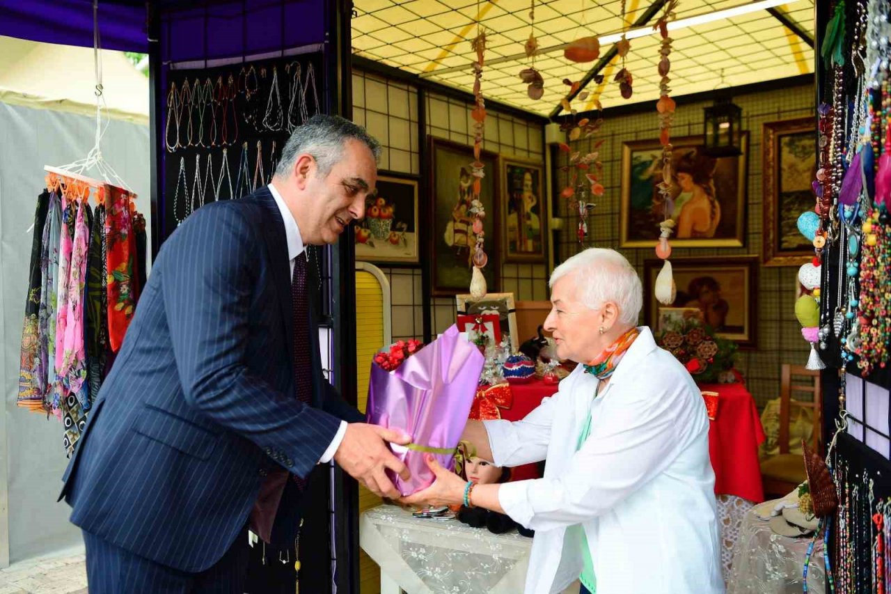 Başkan Esen’den çalışan annelere çiçek