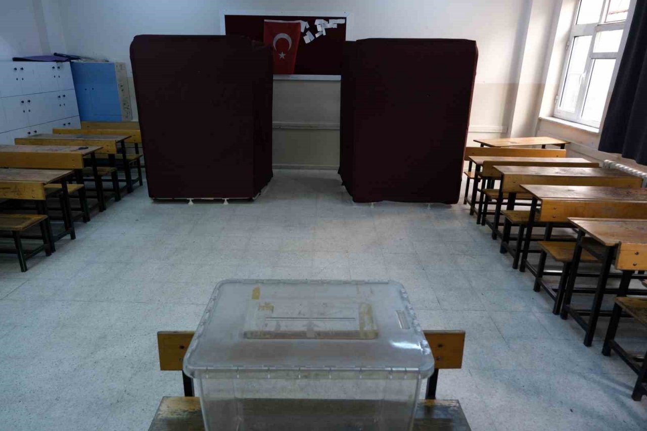 Manisa’da seçim sandıkları kurulmaya başlandı