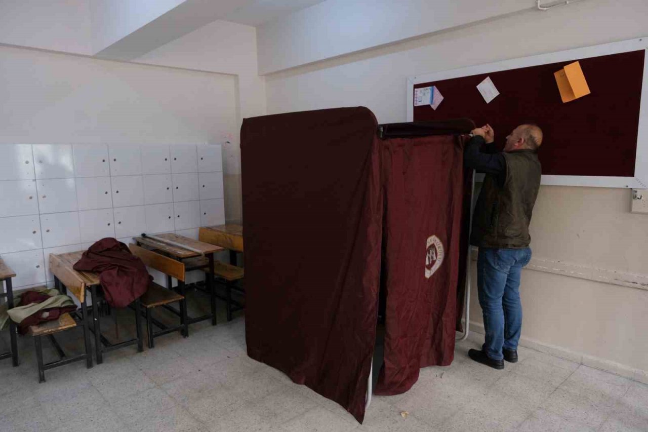 Manisa’da seçim sandıkları kurulmaya başlandı