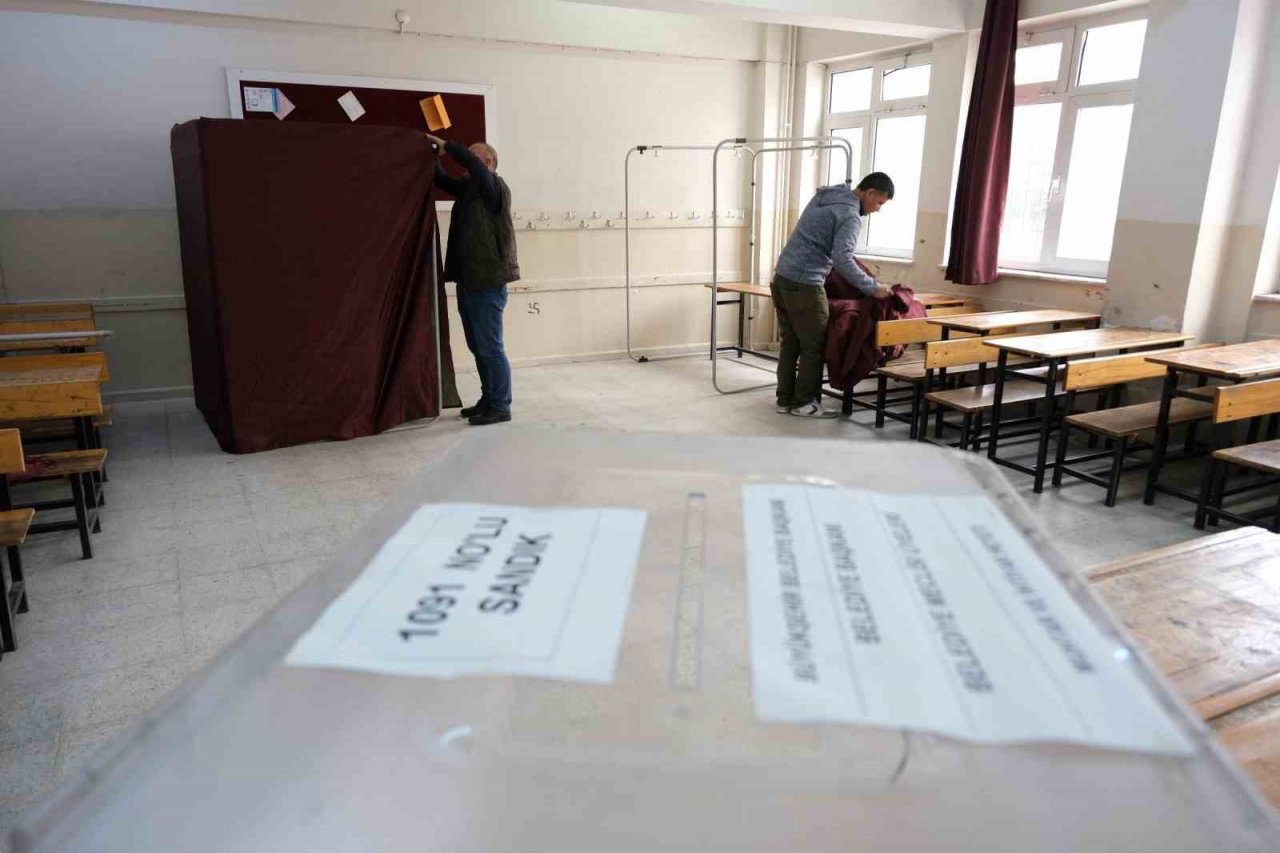 Manisa’da seçim sandıkları kurulmaya başlandı