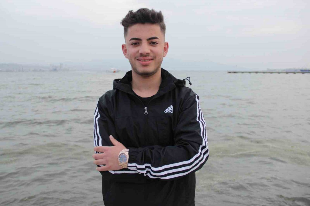 Denizin 5 metre altında saç tıraşı yaptı, fısfıs kullanmayı bırakmadı