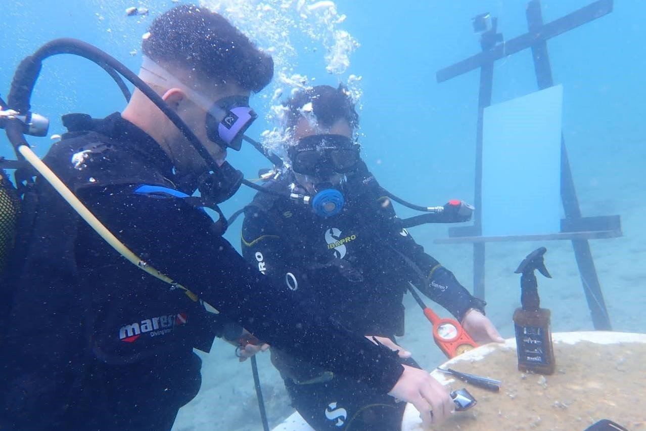 Denizin 5 metre altında saç tıraşı yaptı, fısfıs kullanmayı bırakmadı