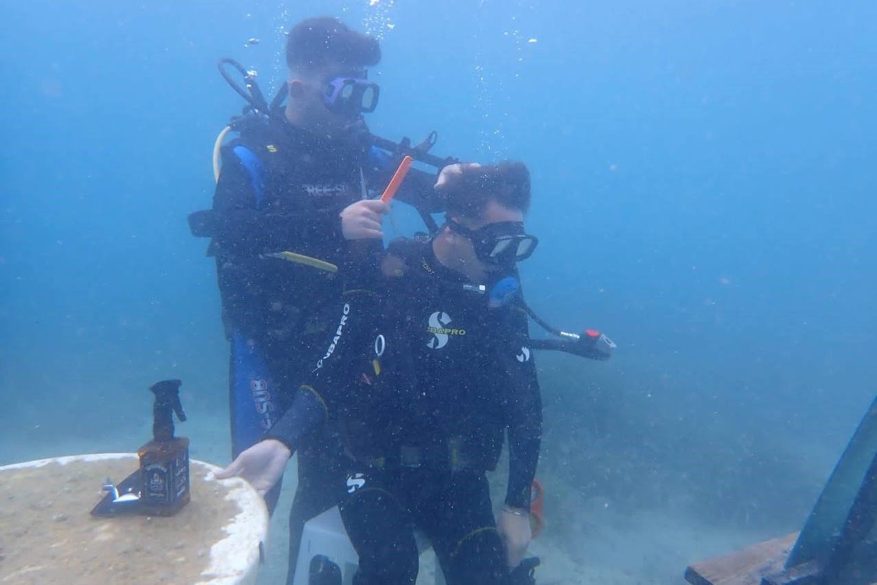 Denizin 5 metre altında saç tıraşı yaptı, fısfıs kullanmayı bırakmadı