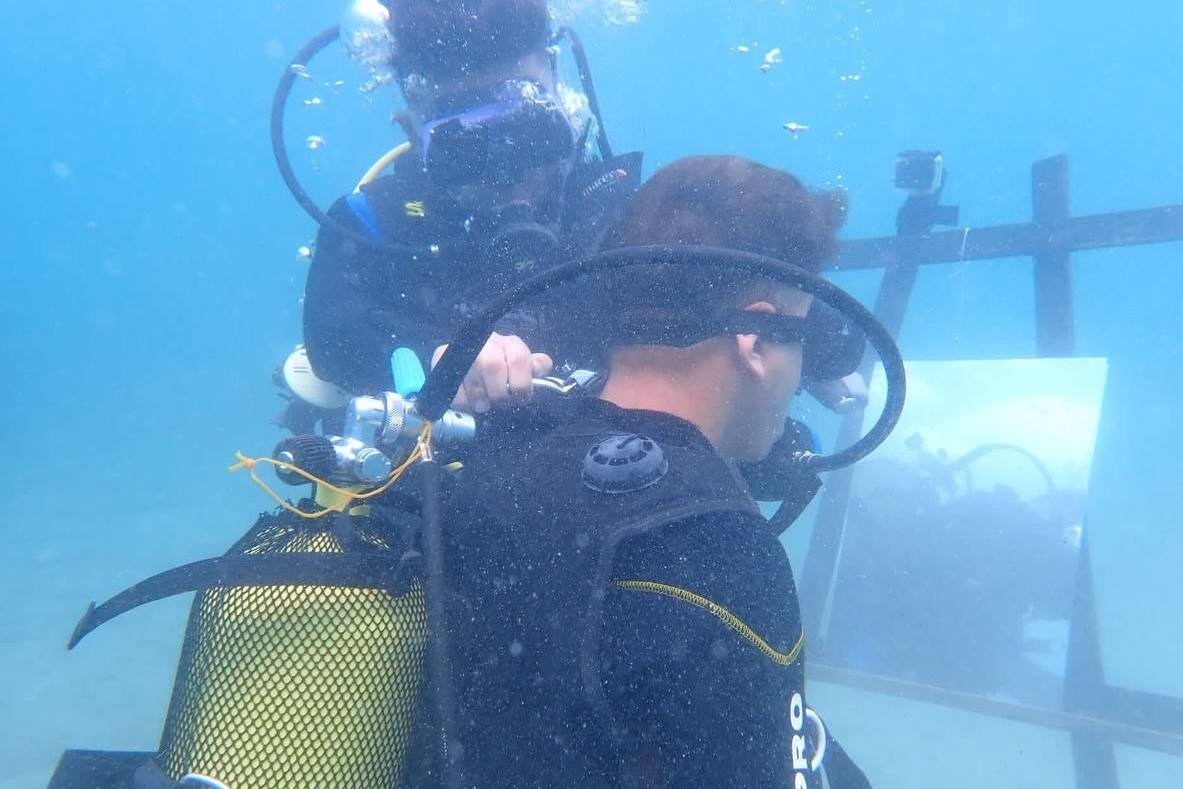 Denizin 5 metre altında saç tıraşı yaptı, fısfıs kullanmayı bırakmadı