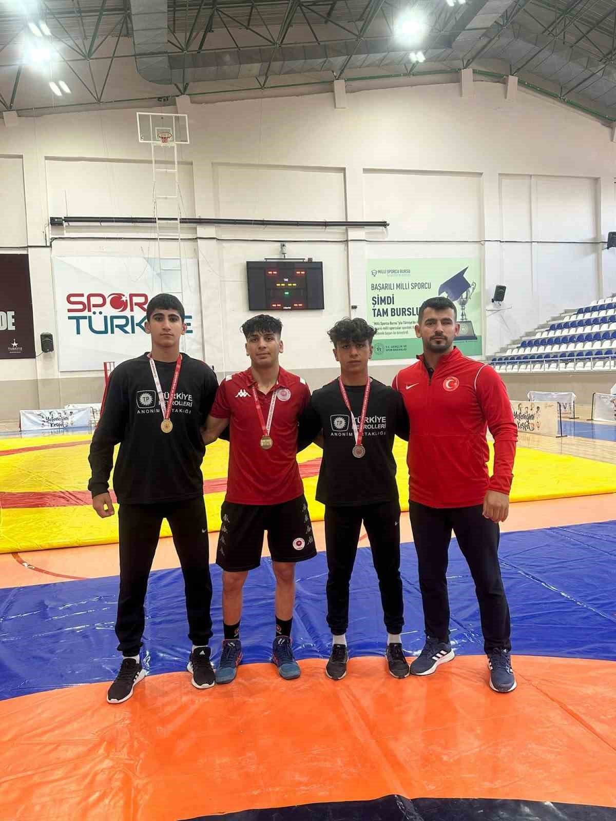 Batmanlı güreşçilerden 16 madalya