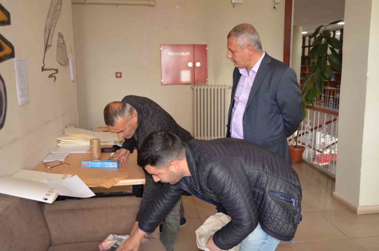Varto’da sandık başkanları torbalarını seçim bürosundan aldılar