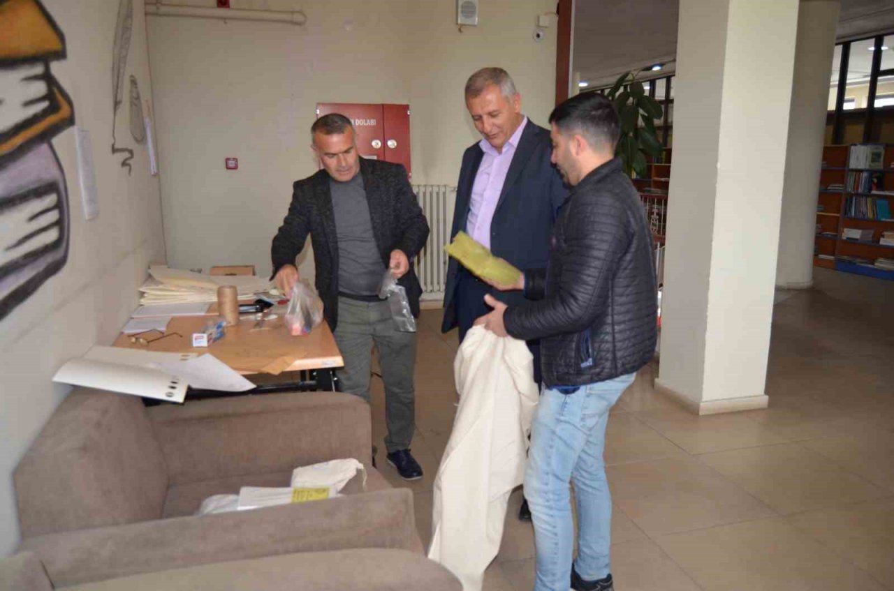 Varto’da sandık başkanları torbalarını seçim bürosundan aldılar