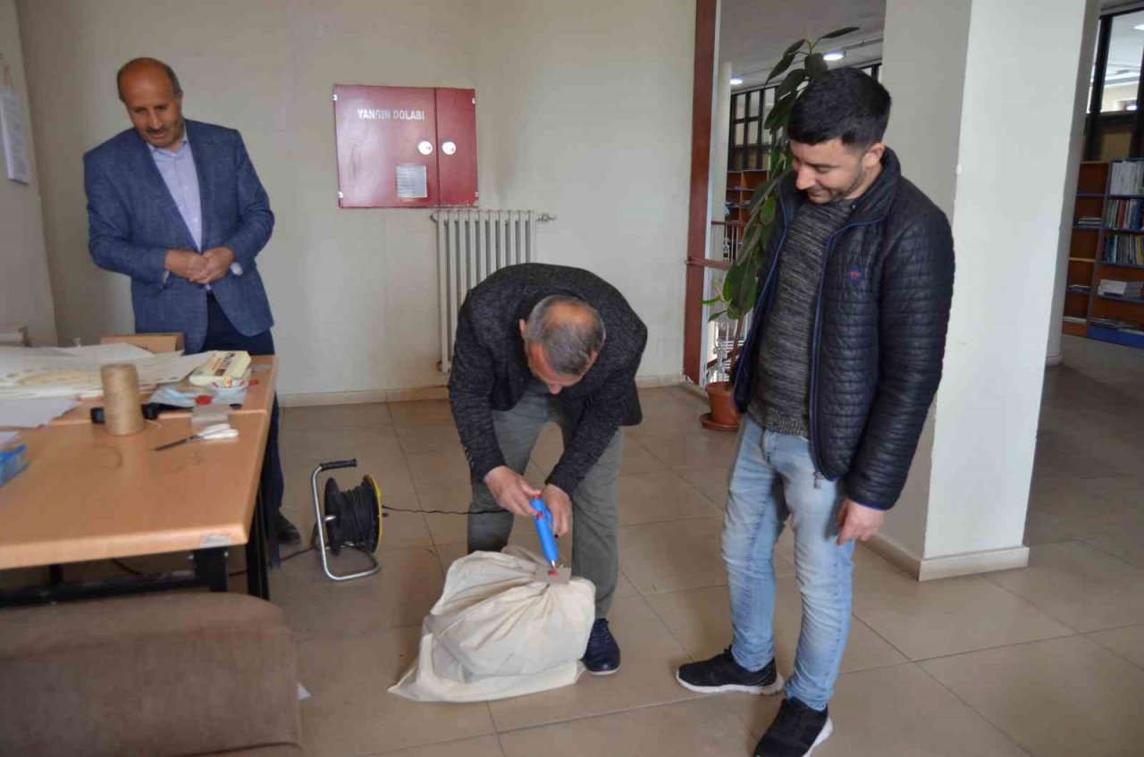 Varto’da sandık başkanları torbalarını seçim bürosundan aldılar