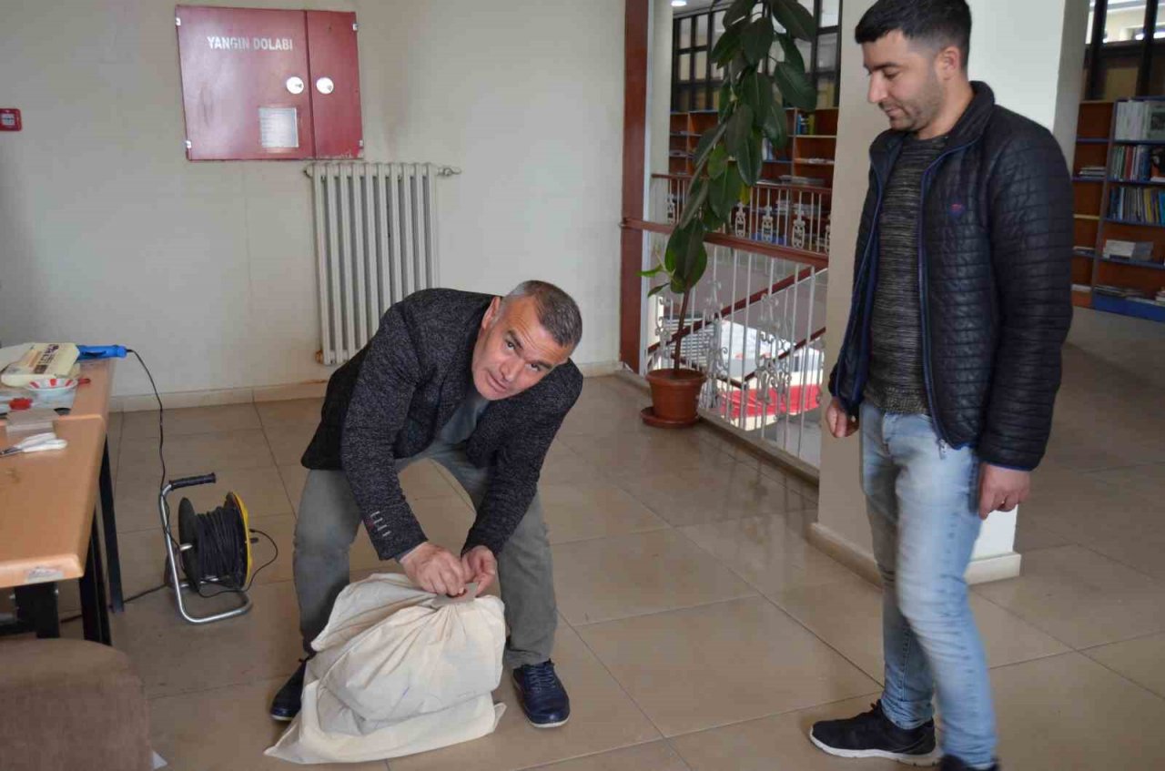 Varto’da sandık başkanları torbalarını seçim bürosundan aldılar