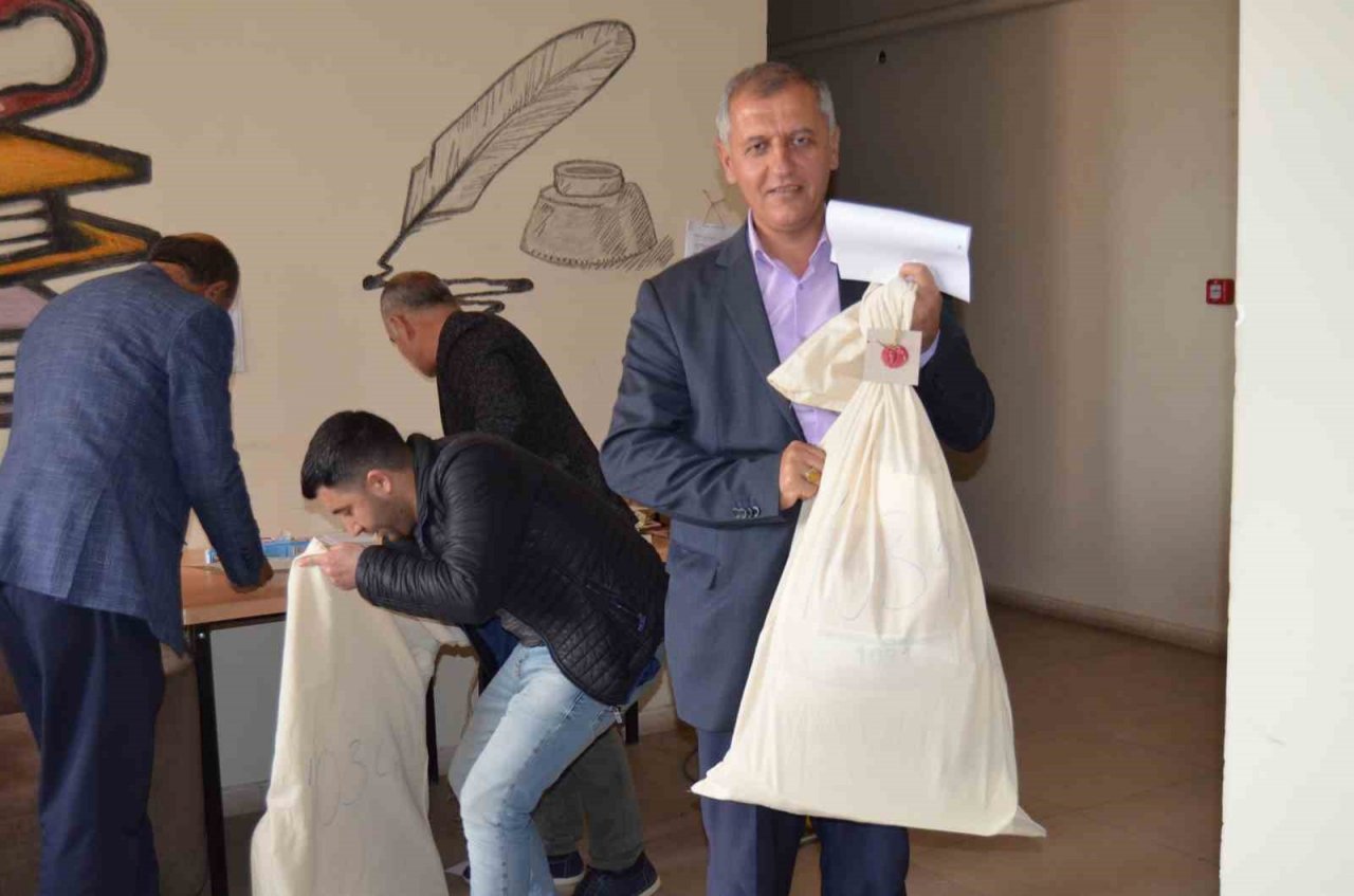 Varto’da sandık başkanları torbalarını seçim bürosundan aldılar