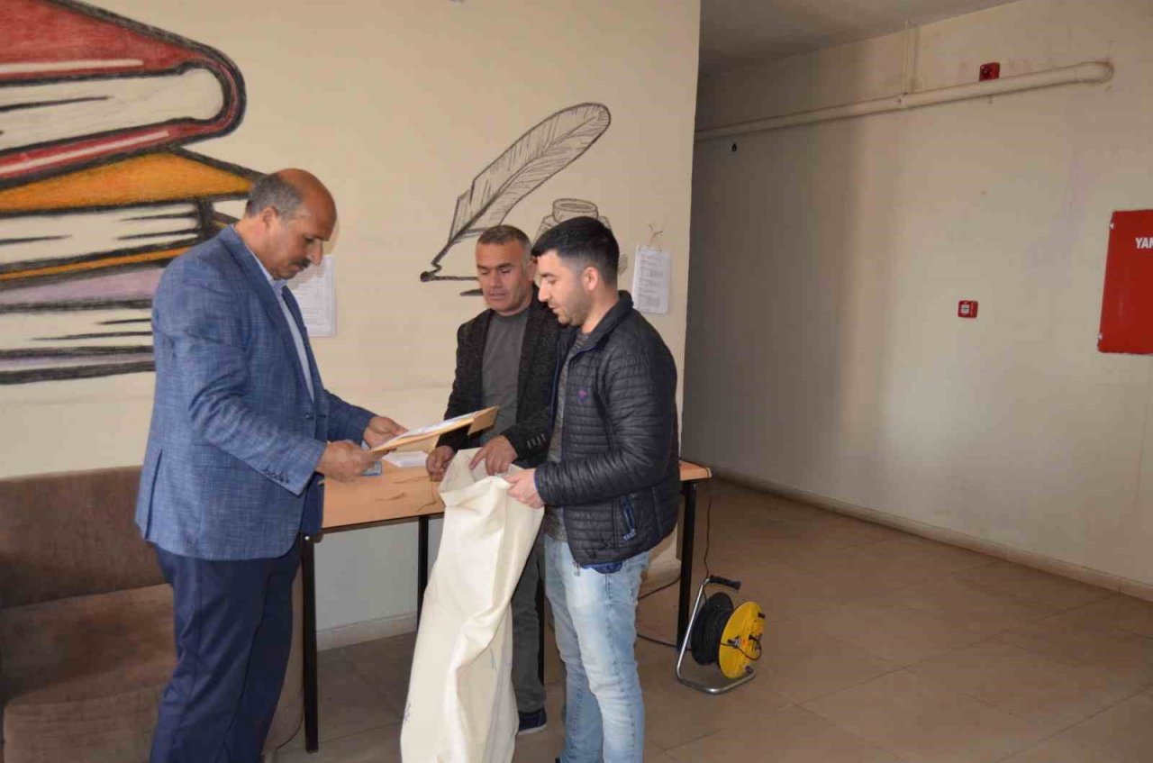 Varto’da sandık başkanları torbalarını seçim bürosundan aldılar