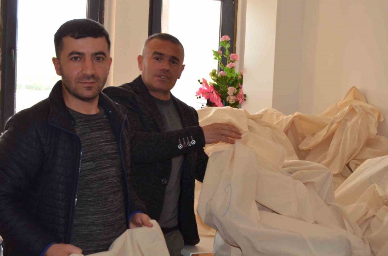 Varto’da sandık başkanları torbalarını seçim bürosundan aldılar