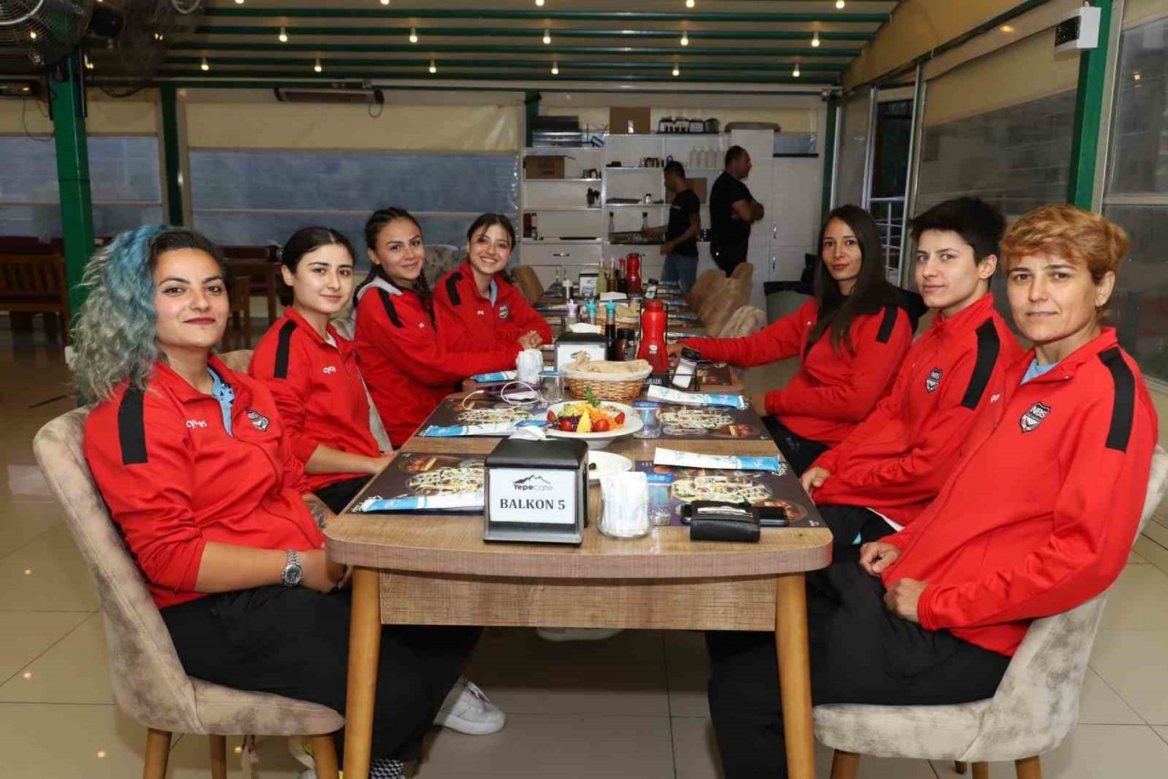 Nazilli Belediyespor Kadın Futbol Takımı deplasman öncesi moral depoladı