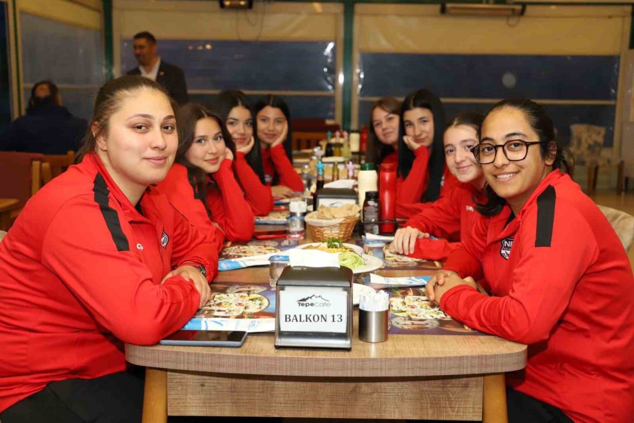 Nazilli Belediyespor Kadın Futbol Takımı deplasman öncesi moral depoladı