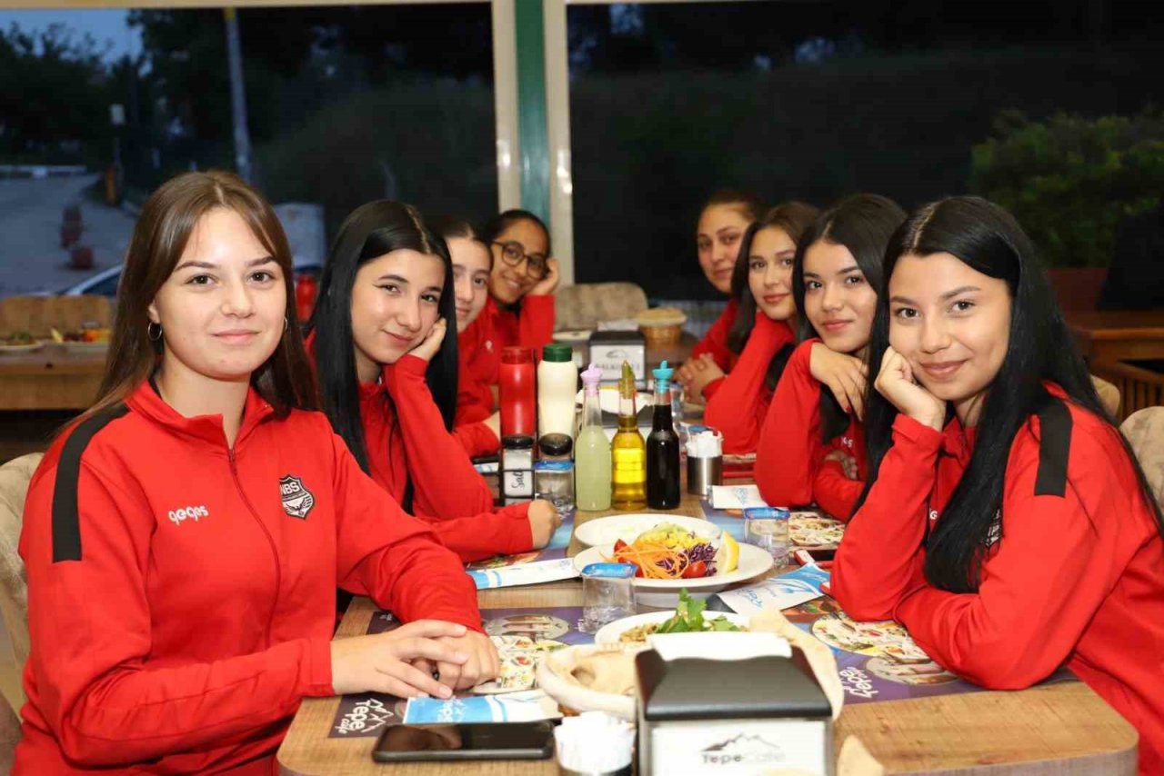 Nazilli Belediyespor Kadın Futbol Takımı deplasman öncesi moral depoladı
