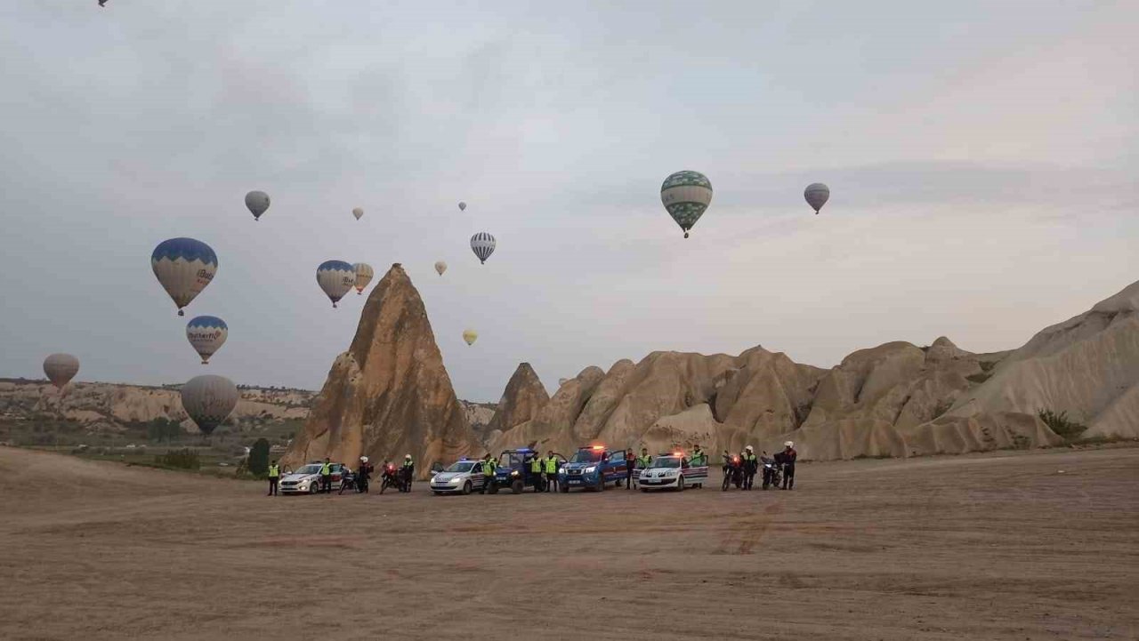 Nevşehir’de sıcak hava balonları ’Bu Yolda Sana Çok Güveniyoruz’ pankartıyla havalandı