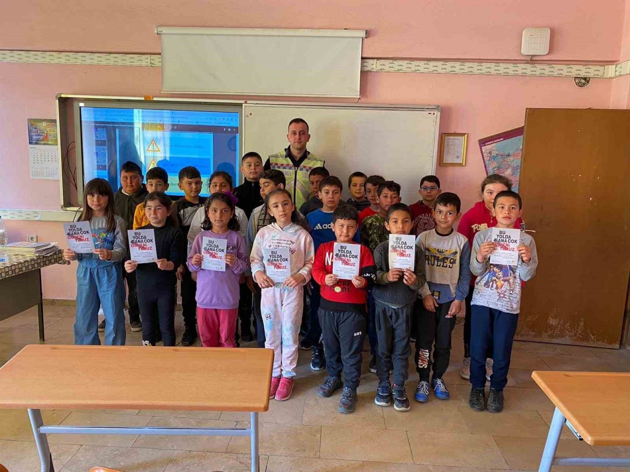 Nevşehir’de sıcak hava balonları ’Bu Yolda Sana Çok Güveniyoruz’ pankartıyla havalandı