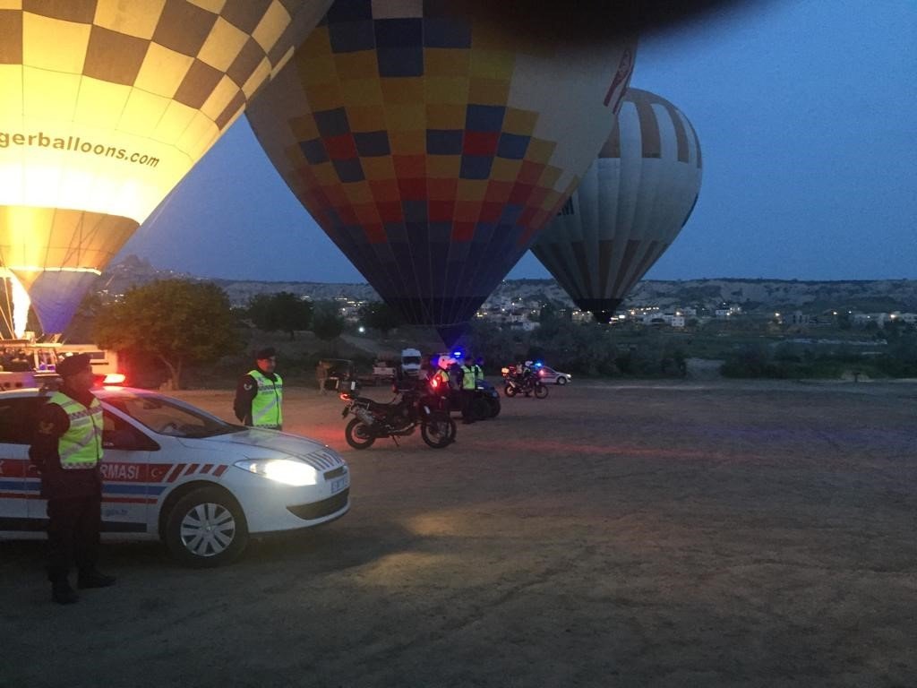 Nevşehir’de sıcak hava balonları ’Bu Yolda Sana Çok Güveniyoruz’ pankartıyla havalandı