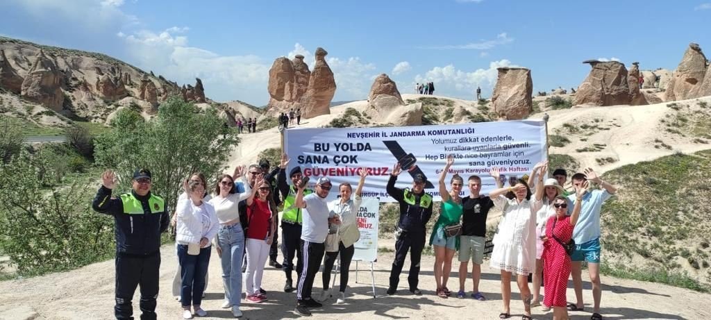 Nevşehir’de sıcak hava balonları ’Bu Yolda Sana Çok Güveniyoruz’ pankartıyla havalandı