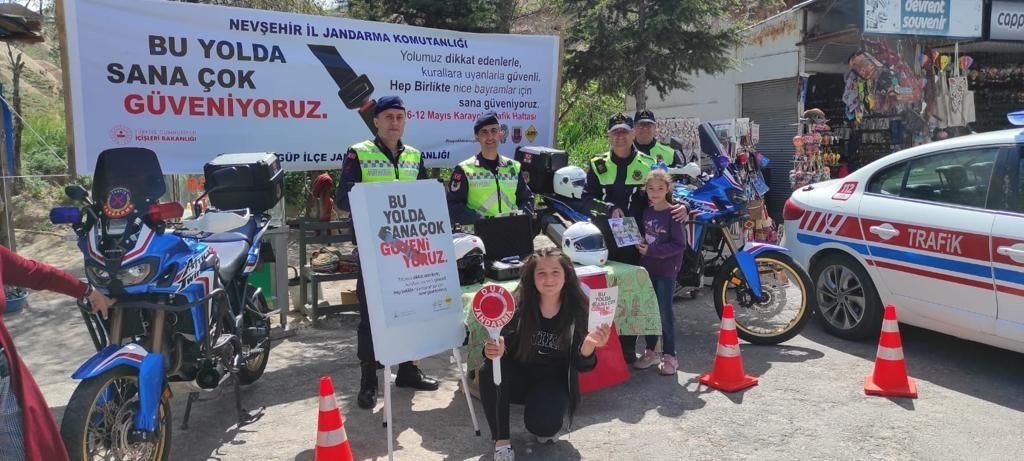 Nevşehir’de sıcak hava balonları ’Bu Yolda Sana Çok Güveniyoruz’ pankartıyla havalandı