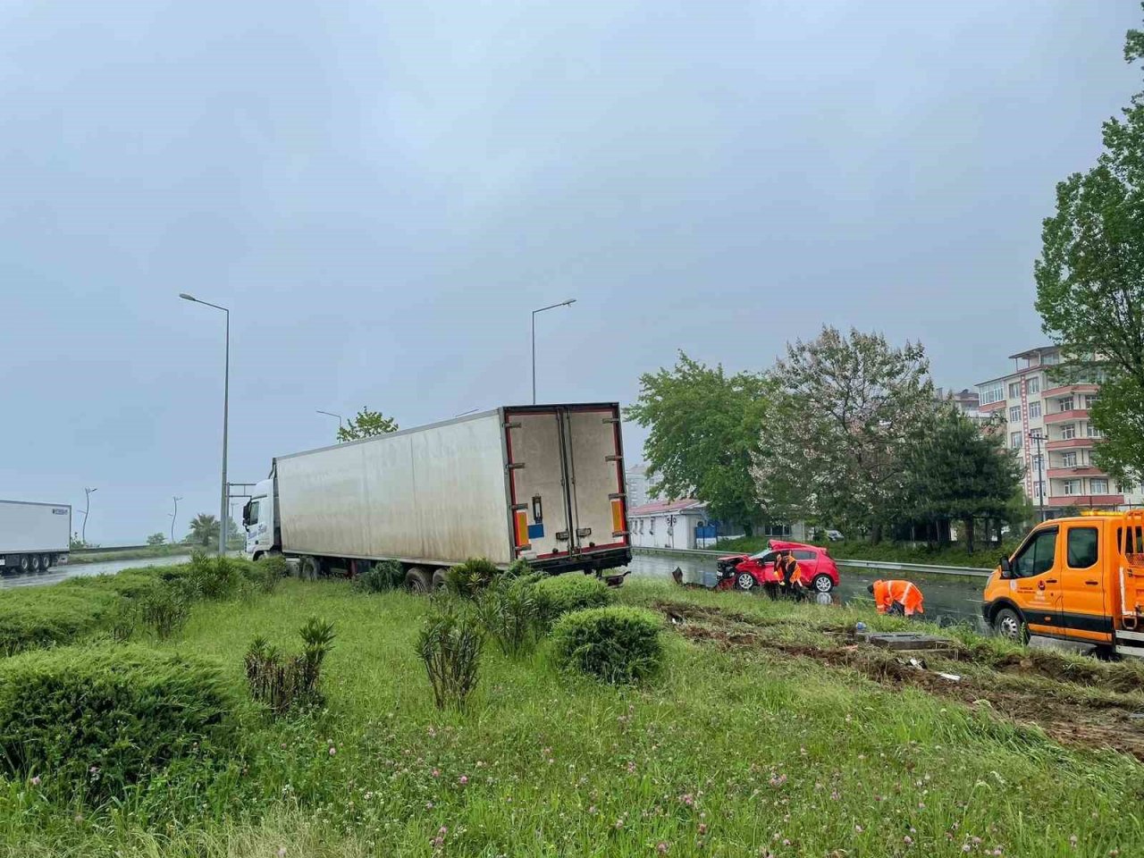 Tırın çarptığı otomobilde bulunun anne kız yaralandı