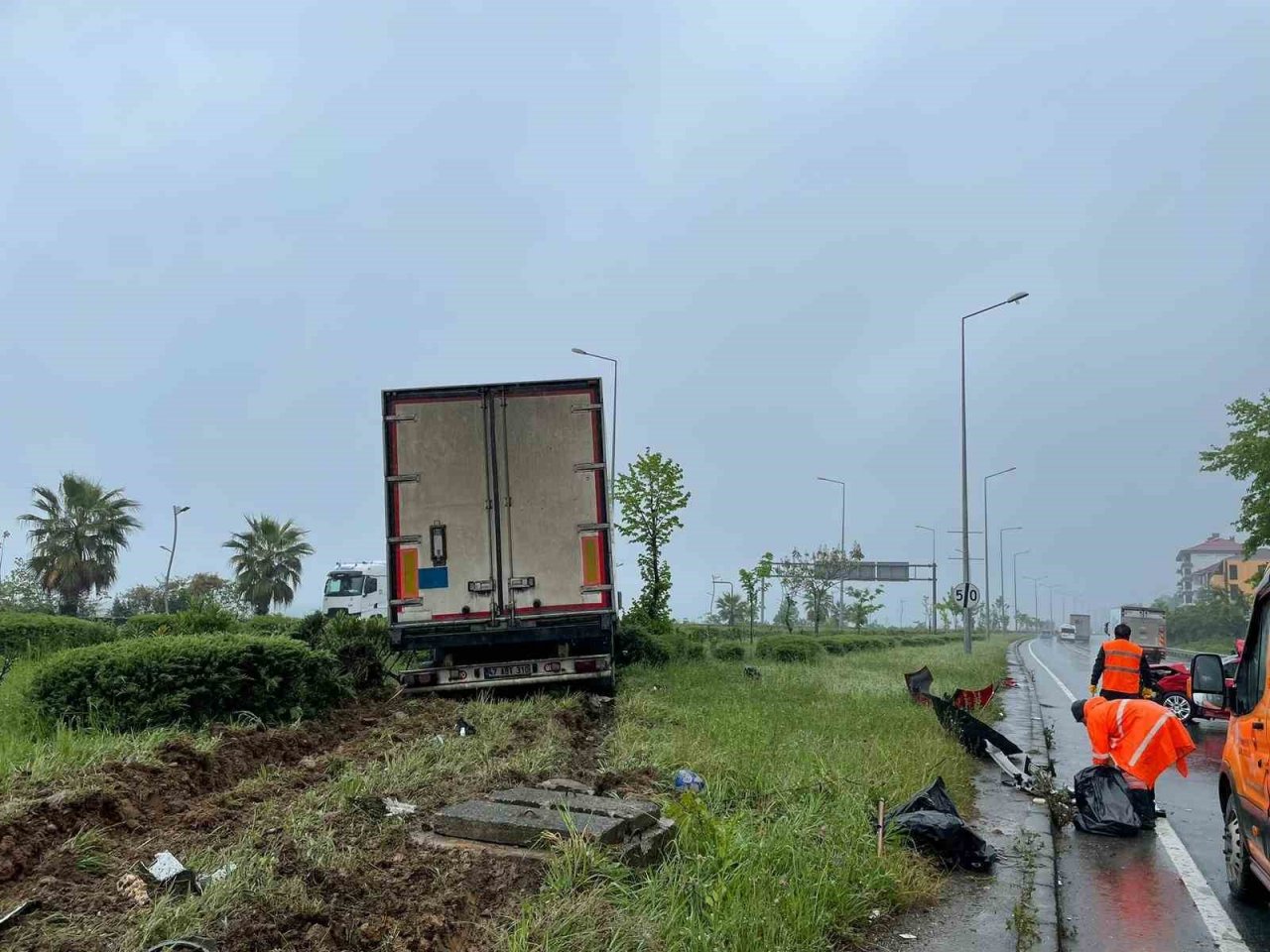 Tırın çarptığı otomobilde bulunun anne kız yaralandı