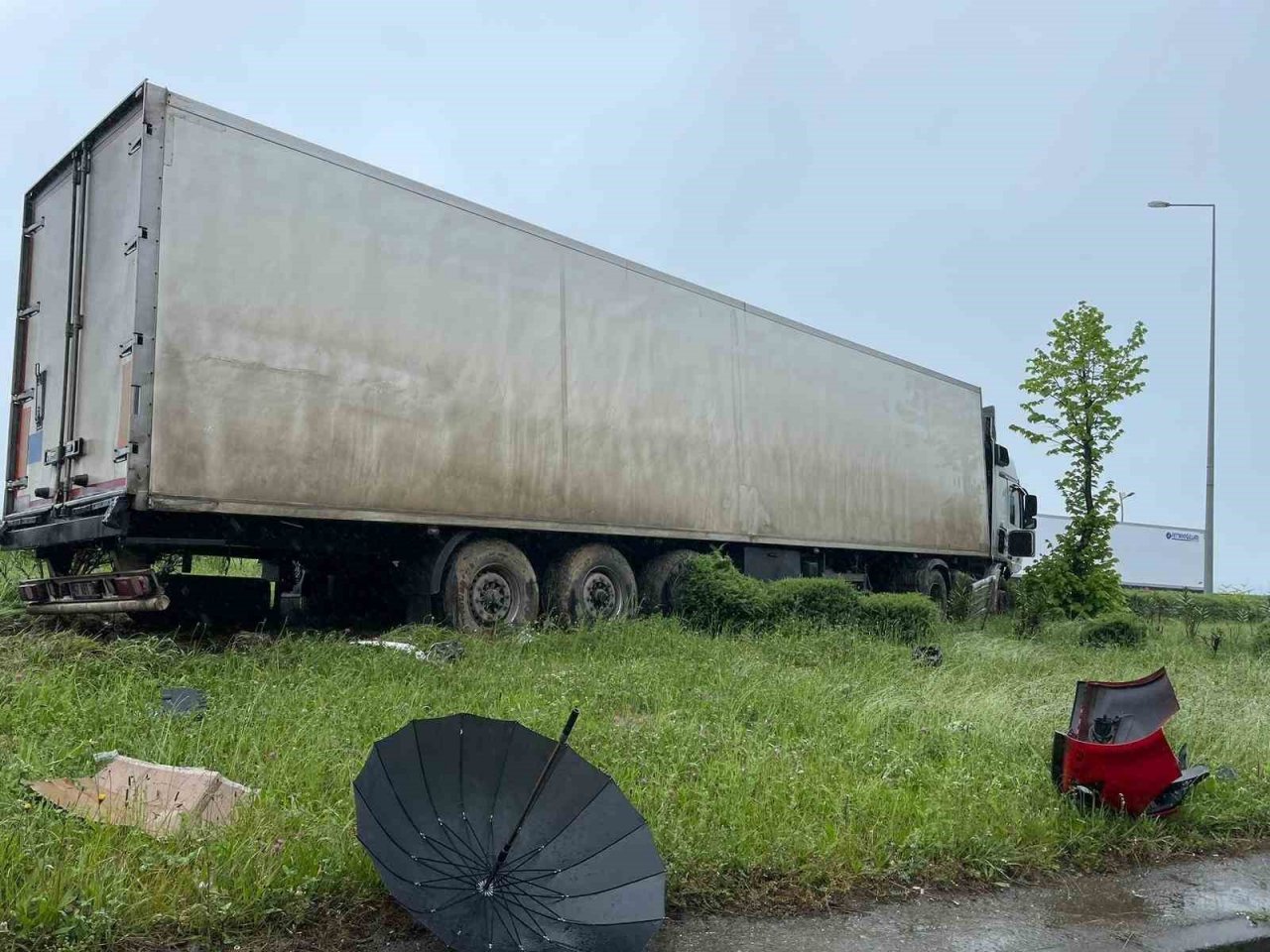 Tırın çarptığı otomobilde bulunun anne kız yaralandı