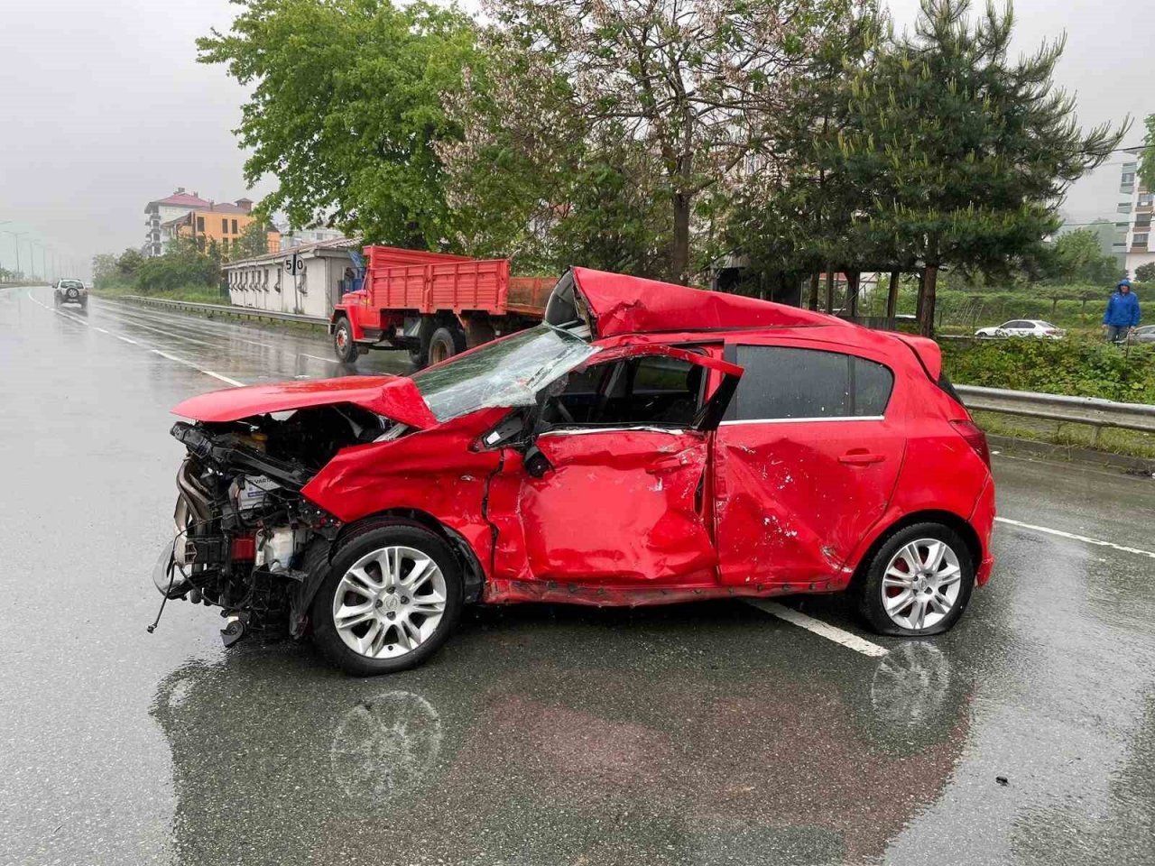 Tırın çarptığı otomobilde bulunun anne kız yaralandı