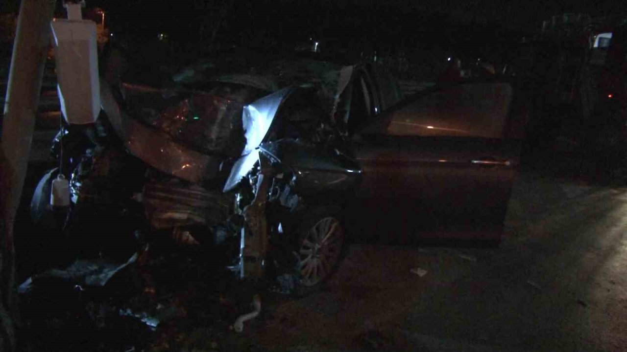 Samandıra gişelerde araç bariyere çarptı: 1 yaralı