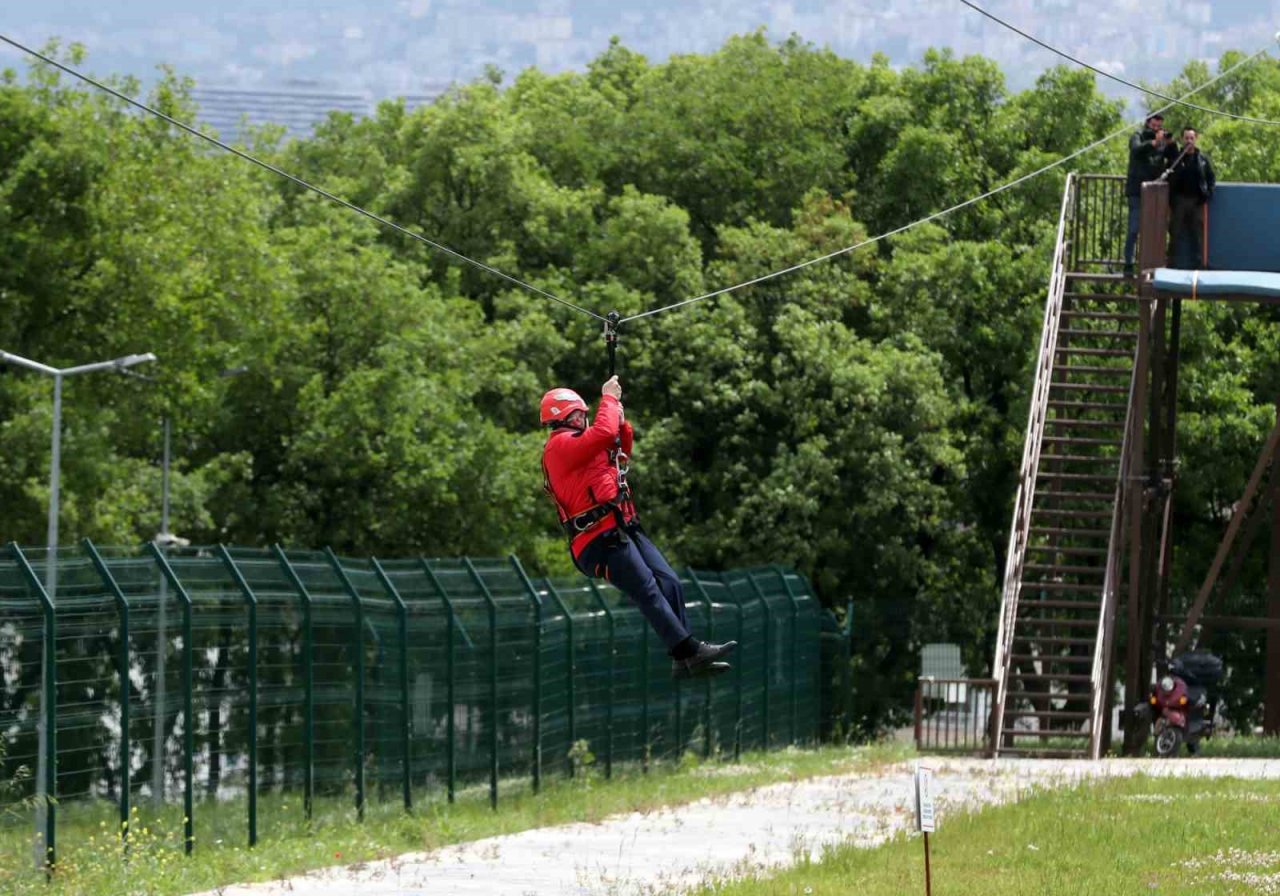 Bakan Varank, havalara uçtu