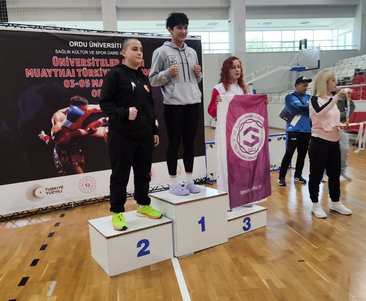 SUBÜ öğrencilerinden bir altın bir gümüş madalya