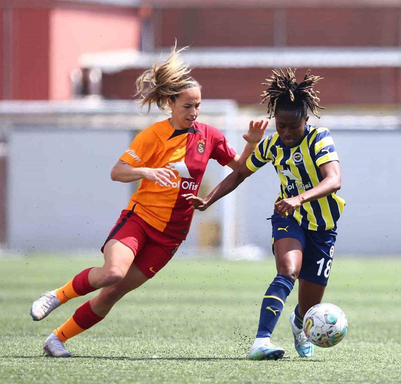 Derbiyi kazanan Fenerbahçe avantaj elde etti