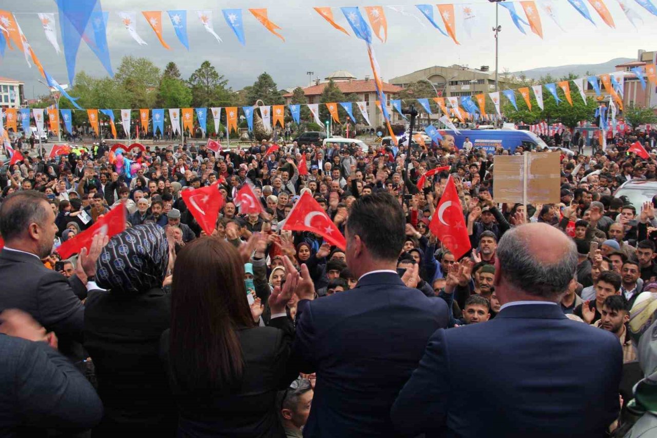 Türkiye’nin yerli otomobili TOGG Erzincan’da yoğun ilgi gördü