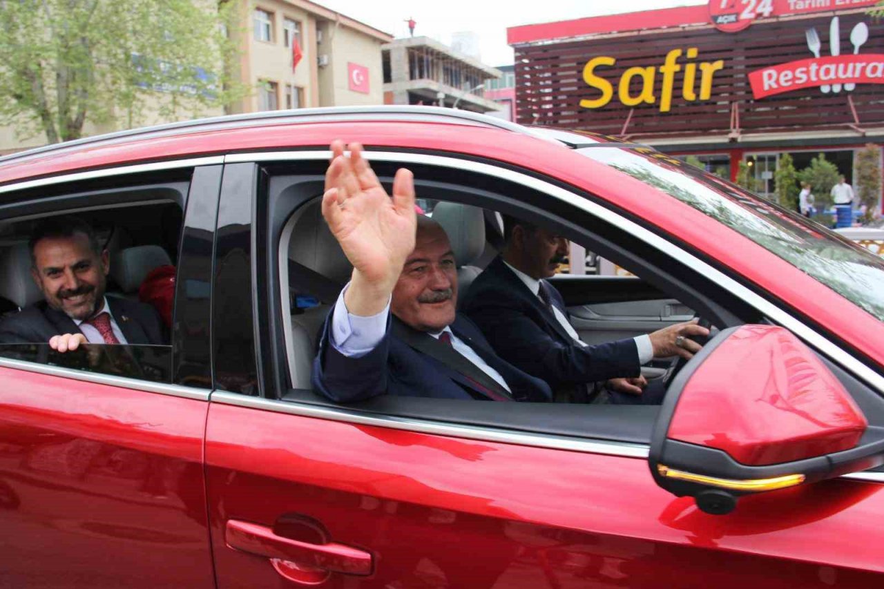 Türkiye’nin yerli otomobili TOGG Erzincan’da yoğun ilgi gördü