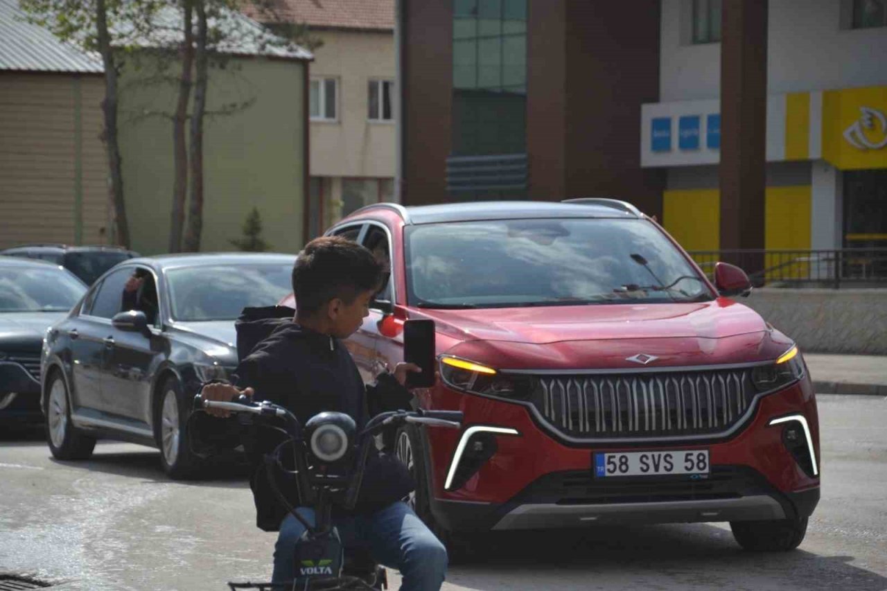 Yağmurun altında saatlerce TOGG’u beklediler